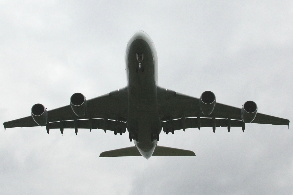 WIE EIN RIESIGES MONSTER kommt er da her, der Lufthansa-Airbus A380-841 (Zulassung D-AIMA) am Flughafen Karlsruhe/Baden-Baden am 31.05.10


