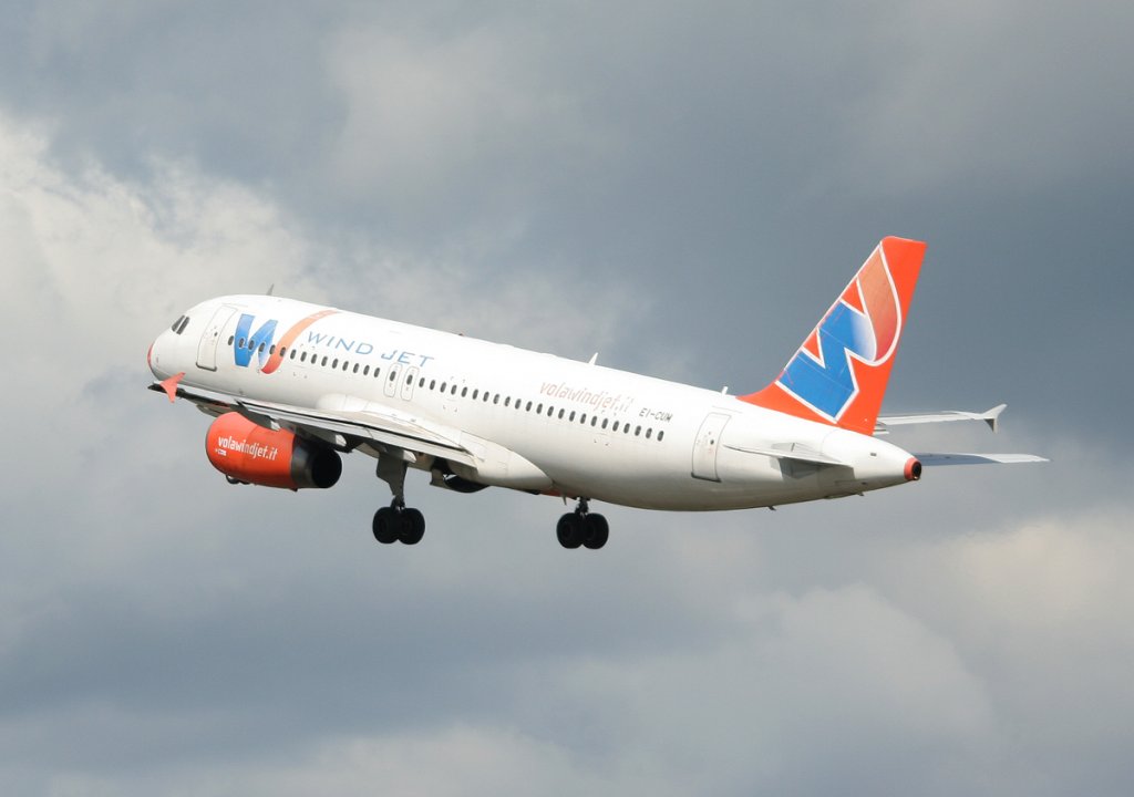 Windjet A 320-232 EI-CUM beim Start in Berlin-Tegel am 17.05.2012