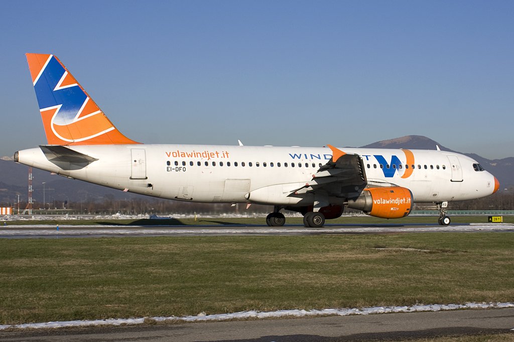 Windjet, EI-DFO, Airbus, A320-211, 27.12.2009, BGY, Bergamo, Italy

