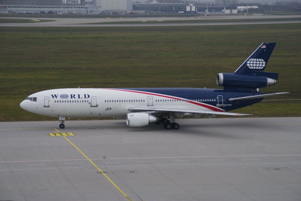 World Airways, McDonnell Douglas DC-10, Kennung: N137WA rollt zur Startbahn auf dem Flughafen Leipzig am 20.11.2010 