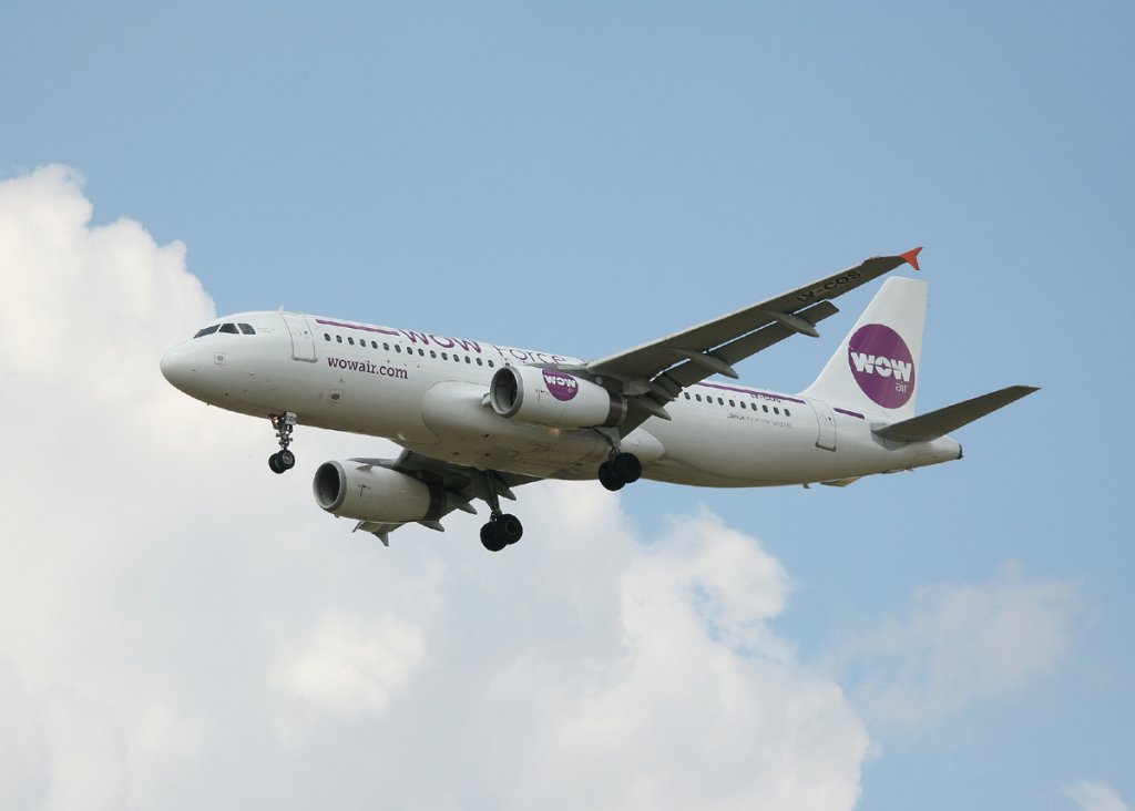 WOW Air A 320-231 LY-COS bei der Landung in Berlin-Schnefeld am 10.07.2012