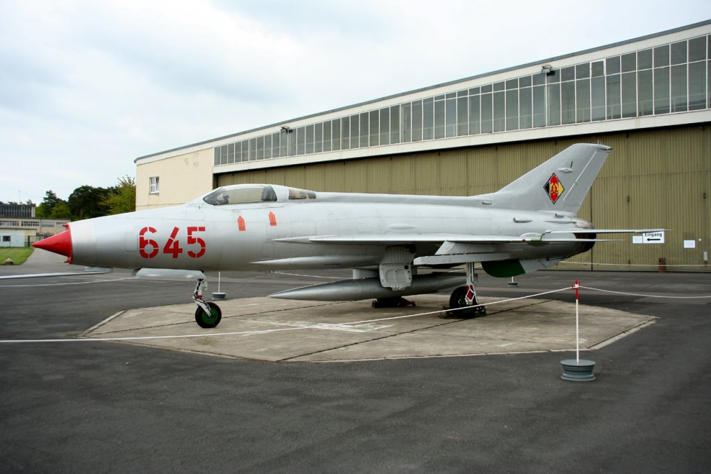 Wunderbar restaurierte Mig-21 F13 645 der ehemaligen NVA im Luftwaffenmuseum Berlin-Gatow am 12.05.2010