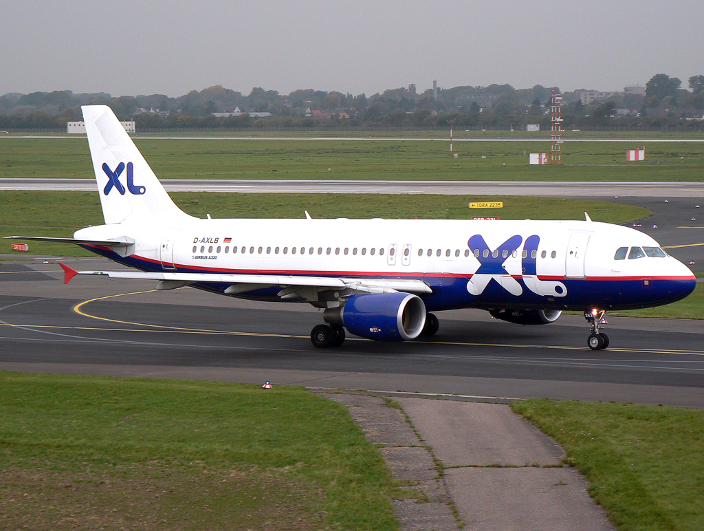 XL A-320 D-AXLB auf dem Taxiway zur 23L in DUS / EDDL / Düsseldorf am 03.10.2007
