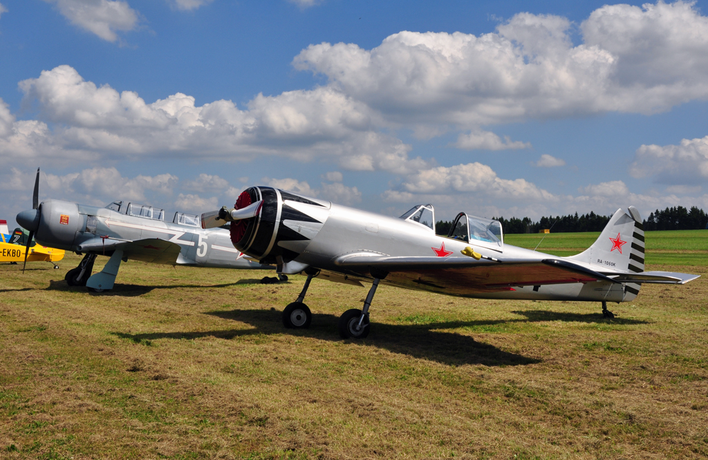 Yak-11 und Yak-50 auf dem Flugtag in Breitscheid - 21.08.2010