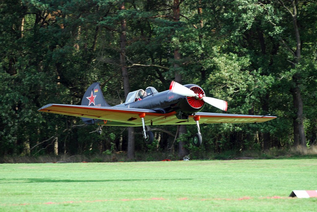 Yak 50 kurz vor der Landung auf dem Flugtag 2010 in Weser-Wmme am 11.09.10
