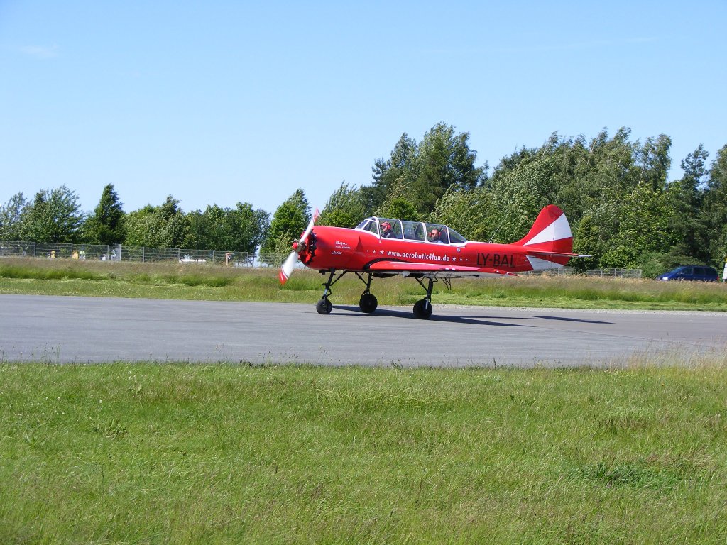 YAK 52 LY-BAL am Start in Gera EDAJ 13.6.2009