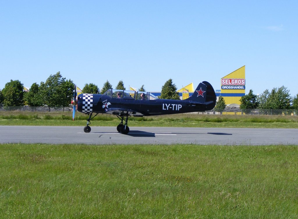 YAK-52 LY-TIP beim Start auf dem Flugplatz Gera EDAJ am 13.6.2009