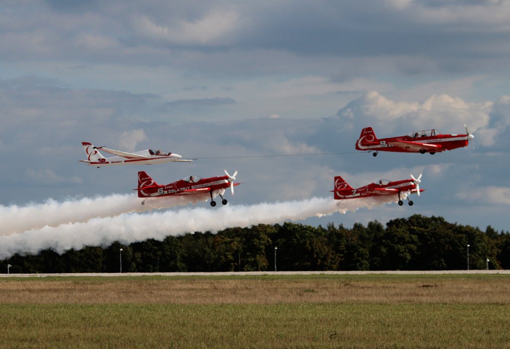 Zelazny Aerobatic Team beim Start auf der ILA 2012 am 13.09.2012
