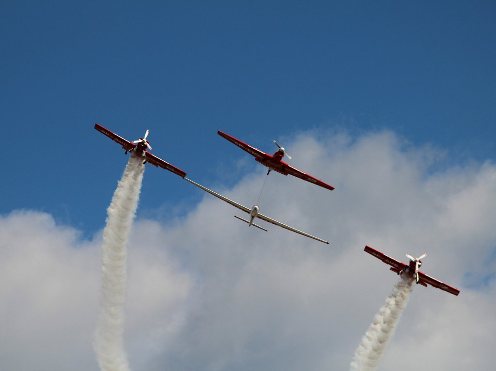 Zelazny Aerobatic Team beim berflug auf der ILA 2012 am 13.09.2012