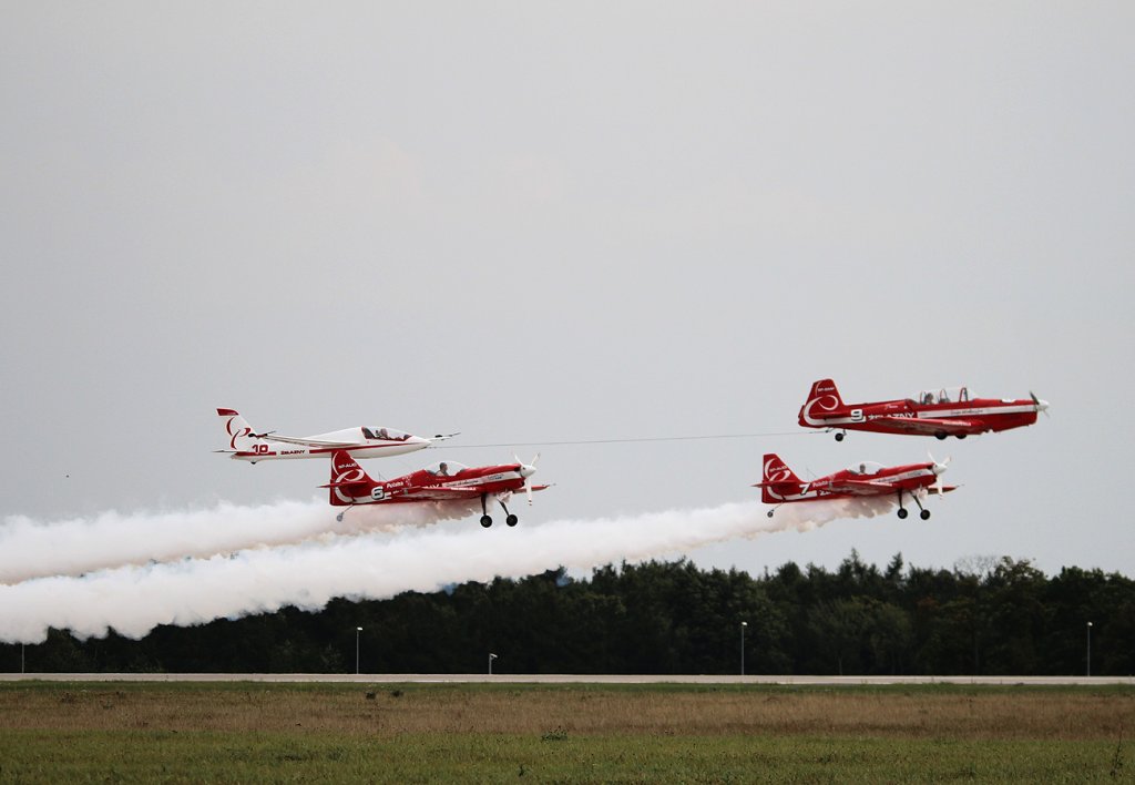 Zelazny Aerobatic Team mit Zlin 526F, Zlin 50 und Marganski Swift S1 beim Start auf der ILA 2012 am 11.09.2012