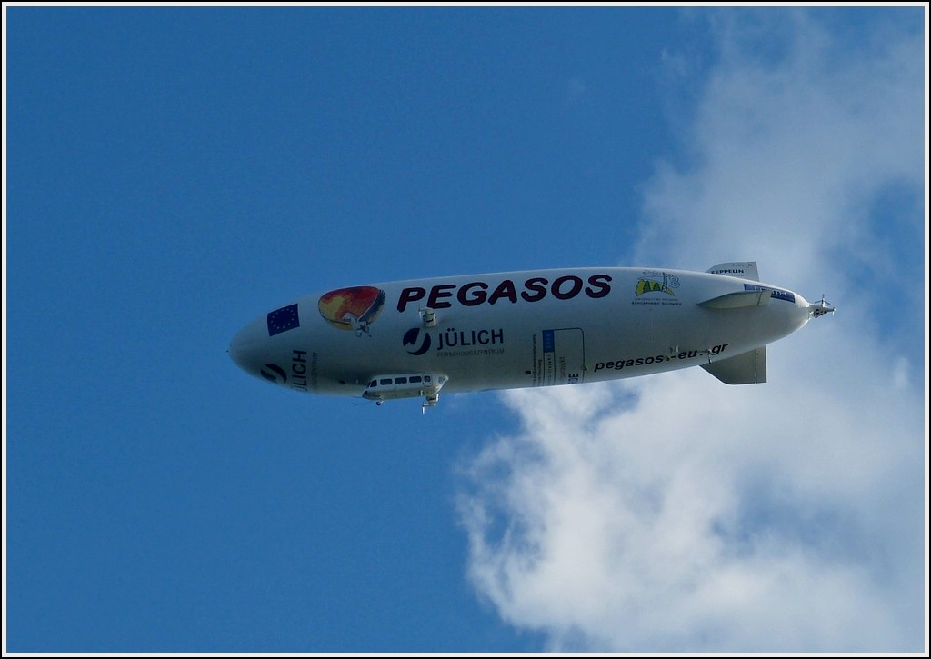 Zeppelin  Pegasos  dreht am 15.09.2012 seine Runden ber Friedrichshafen. 