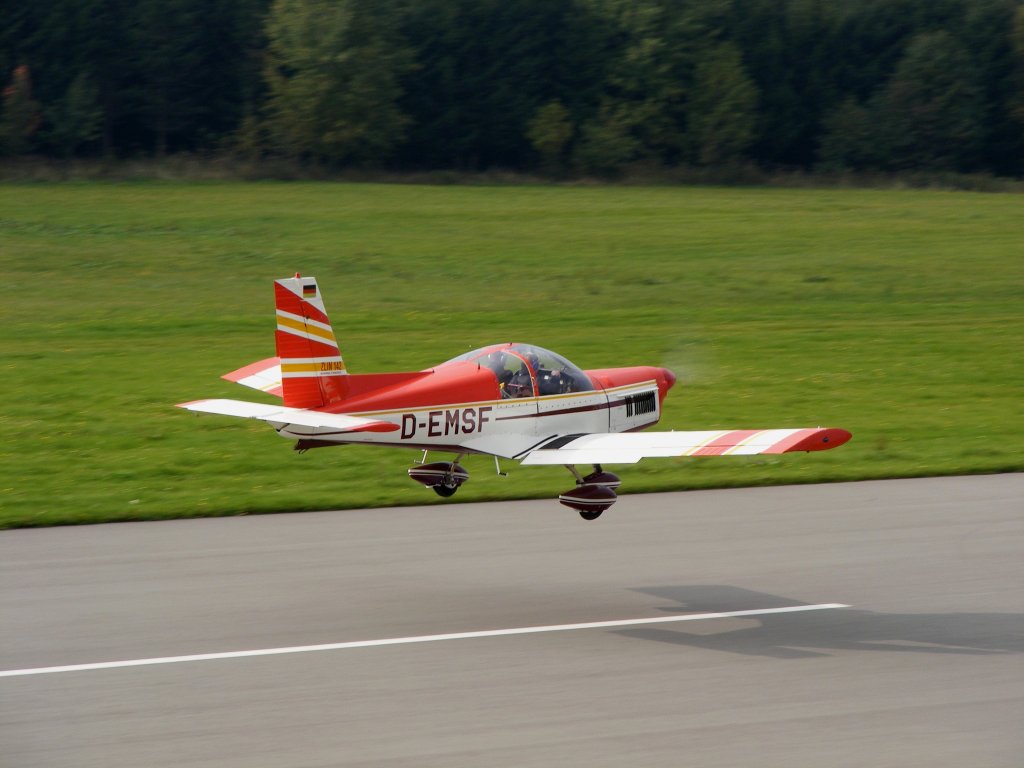 Zlin 142 D-EMSF beim Start auf dem Flugplatz Auerbach/Vogtland EDOA 27.9.2008