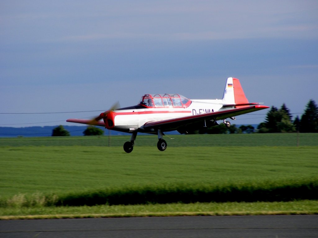 Zlin 226 D-EWIA bei der Landung auf dem Flugplatz Gera (EDAJ) am 2.6.2011
Der Flieger war in der DDR als DM-WIA und spter DDR-WIA registriert.