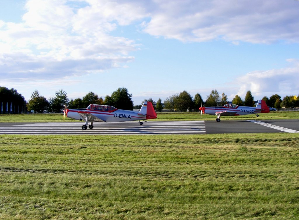 Zlin 226 D-EWIA und Zlin 526 AFS D-EWQC bei der Landung in Gera EDAJ am 17.9.2010