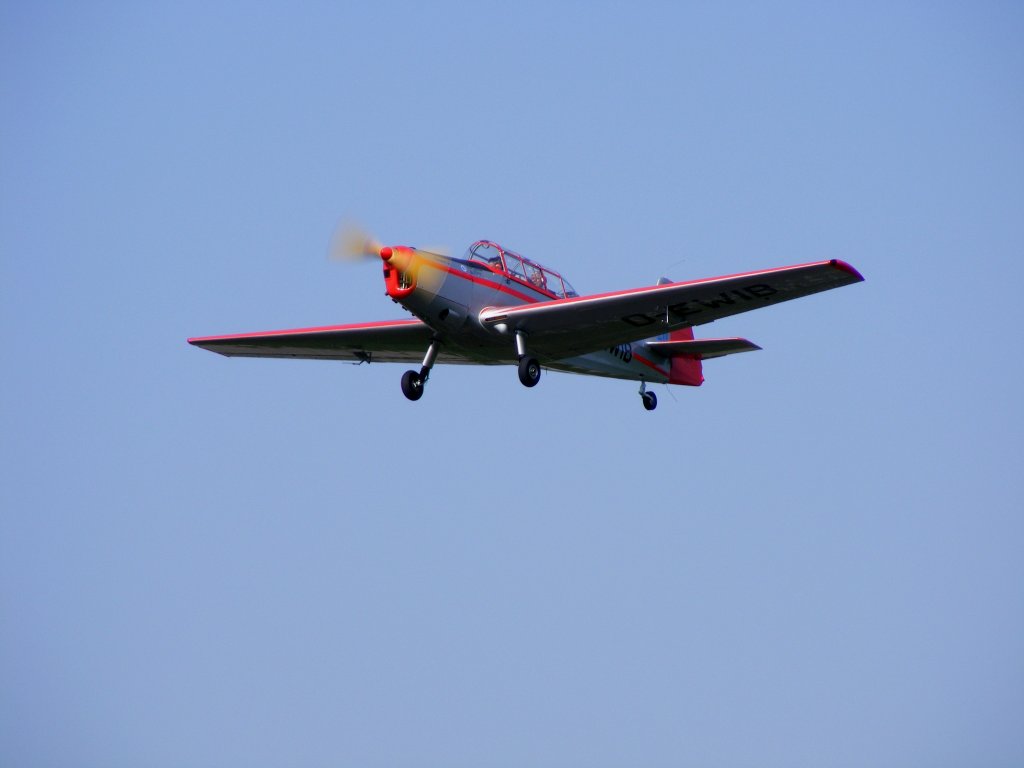 Zlin 226 D-EWIB beim berflug vom Flugplatz Gera EDAJ am 22.4.2011