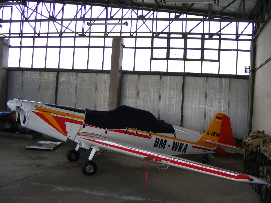 Zlin 326A  D-EWTR im Hangar in Gera EDAJ 