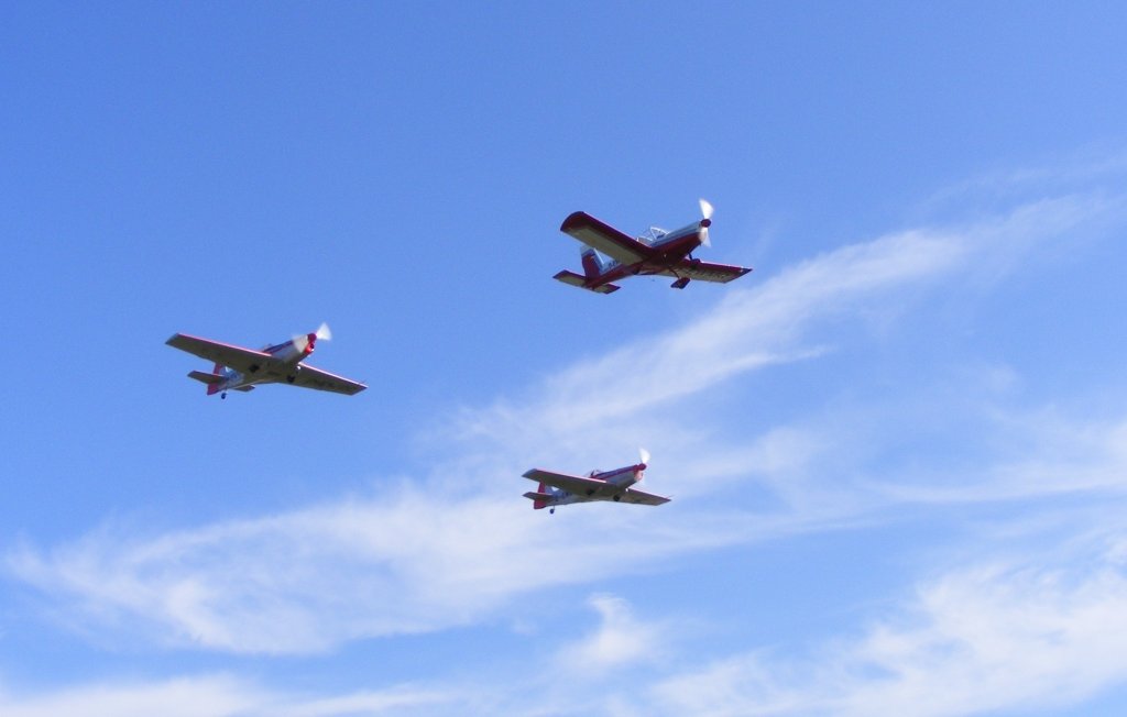 Zlin 42 D-EWMQ als Verbandsfhrer mit 2 Zlin 526 AFS D-EWQC und D-EWQL auf dem Weg von Gera EDAJ nach Altenburg EDAC am 28.9.2008