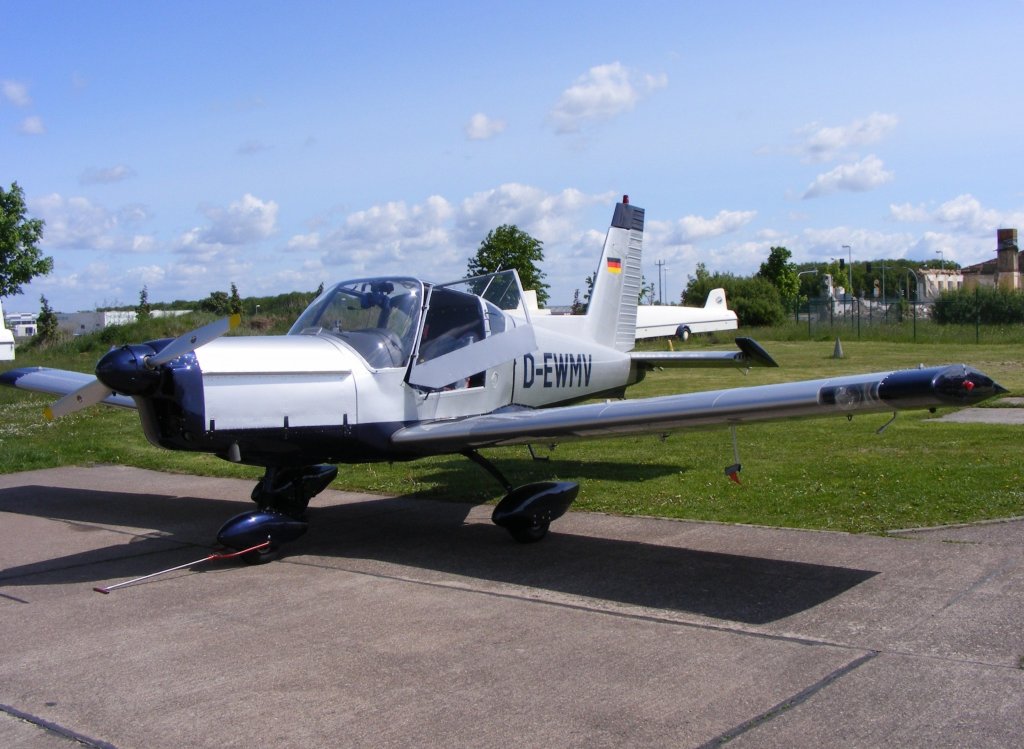 Zlin 42 D-EWMV (ex.DDR-WMV) auf dem Flugplatz Gera (EDAJ) am 17.5.2012