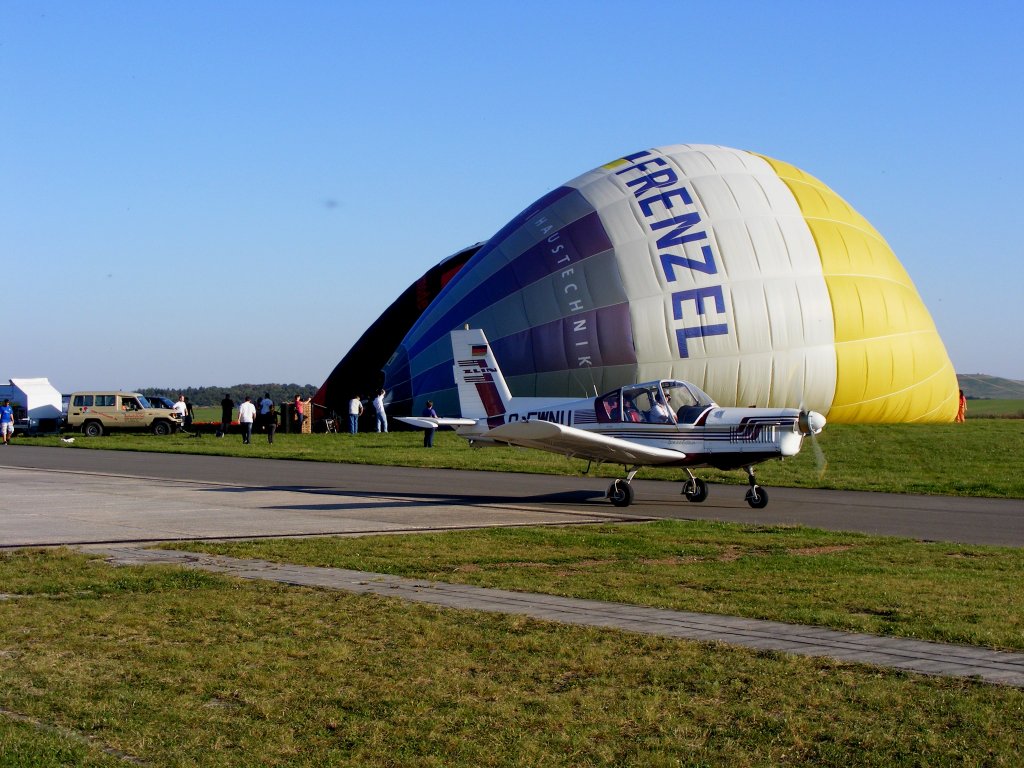 Zlin 42 D-EWNU auf dem Weg zum Start in Gera (EDAJ),whrend die Ballonfahrer zu einer abendlichen Fahrt rsten.1.10.2011