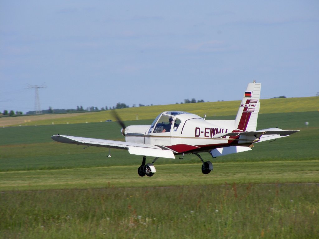 Zlin 42 D-EWNU (ex.DDR-WNU) bein der Landung in Gera (EDAJ) am 17.5.2012