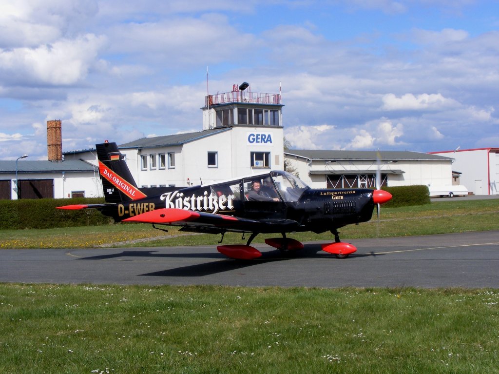 Zlin 43 D-EWFB (ex.DDR-WFB) rollt zum Start in Gera (EDAJ) am 21.4.2012