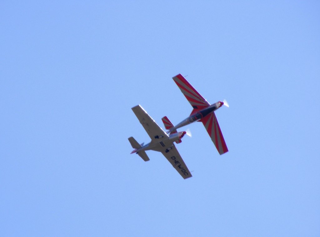 Zlin 526 AFS D-EWQC und D-EWQL von der Kunstflugstaffel AERO GERA im Spiegelflug ber dem Flugplatz Gera (EDAJ),whrend der Flugschau beim AN 2 Treffen am 7.8.2009