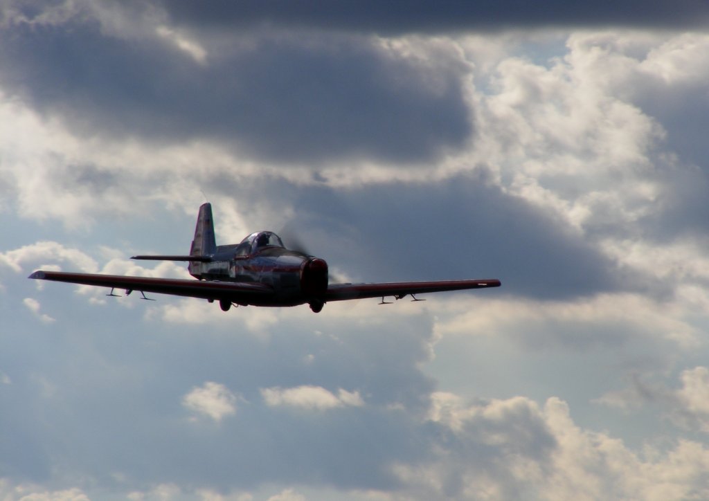 Zlin 526 AFS D-EWQL aus der tief stehenden Sonne kommend ber Gera (EDAJ) am 22.9.2012