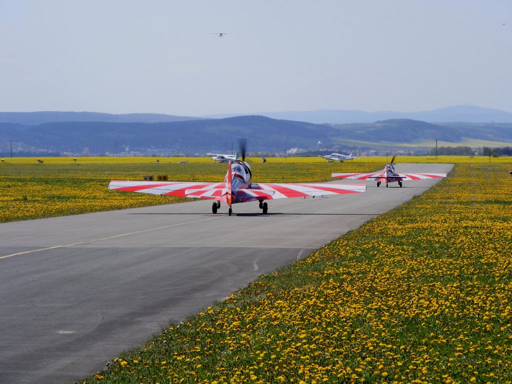 Zlin 526 AFS D-EWQL und D-EWQC auf dem Weg zum Start in Alkersleben (EDBA) am 28.4.2012