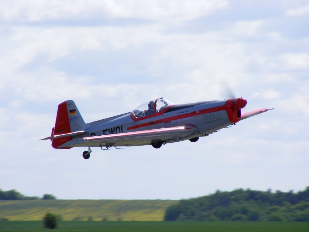 Zlin 526 AFS D-EWQL (ex.DDR-WQL) ist gestartet in Gera (EDAJ)an Himmelfahrt 2012