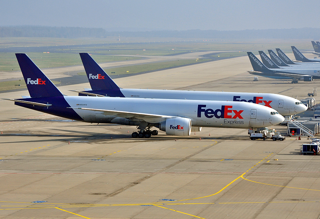 Zwei B 777-FS2 der FedEx, N861FD und N854FD am dem Flughafen Kln-Bonn - 28.10.2012