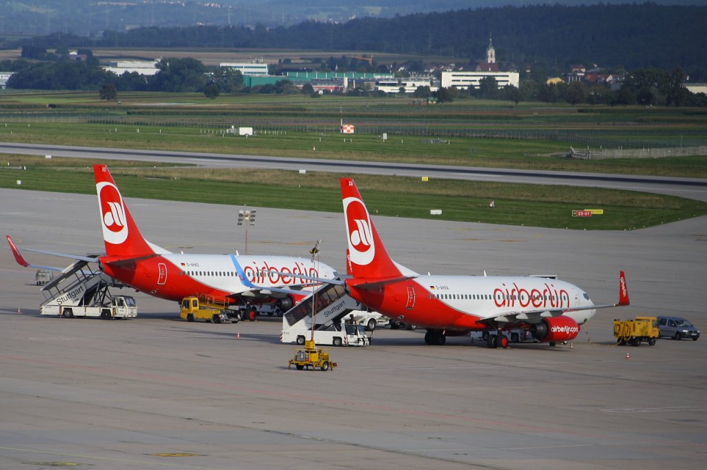 Zwei Boeing 737-700 von Air Berlin auf dem Flughafenvorfeld in Stuttgart am 06.09.10