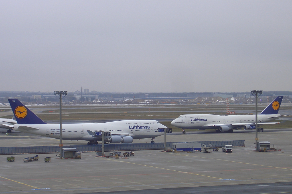 Zwei Boeing 747-430 der Deutschen Lufthansa auf dem Flughafenvorfeld in Frankfurt am Main am 6. Februar 2010