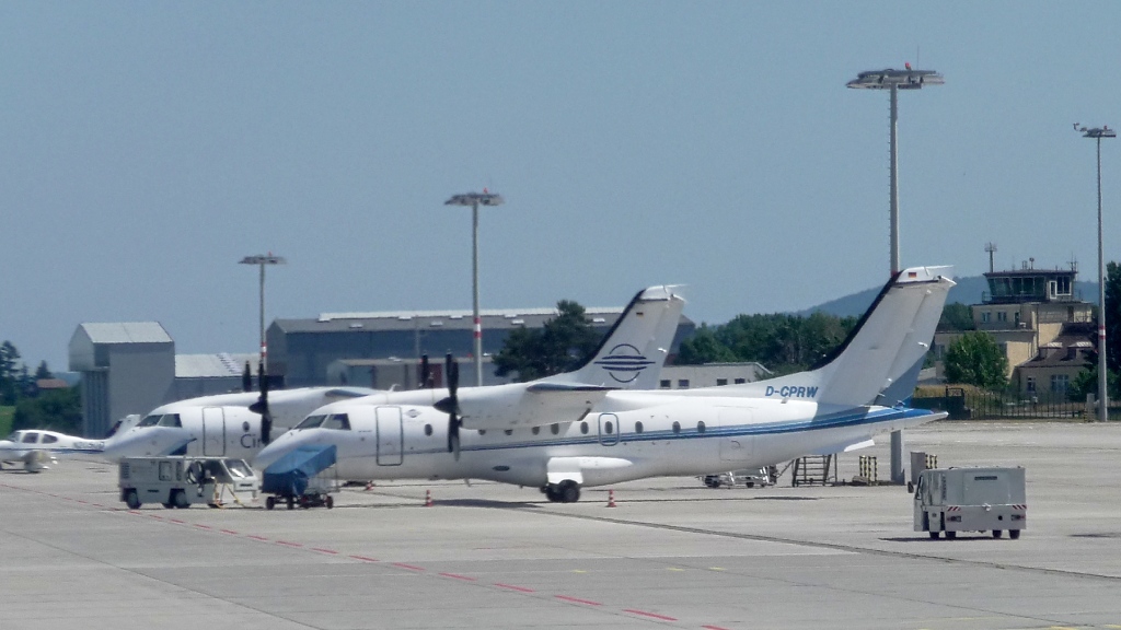Zwei Dornier 328-100, hinten von der Cirrus Airlines, vorne evtl. auch, in Dresden.