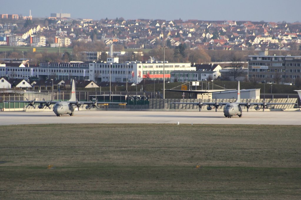 Zwei Lockheed C-130J-30 Hercules der USA - Air Force bei der Stuttgarter Air Base am 19. Mrz 2011