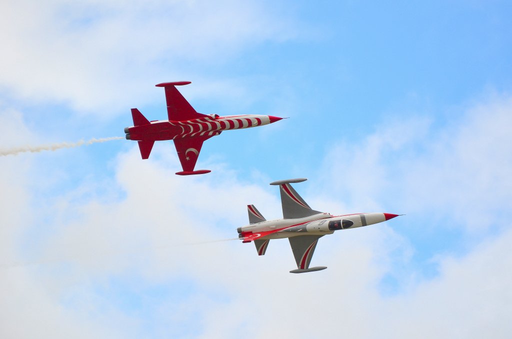 Zwei Northrop F-5 der Trk Yildizlari im Flugdisplay auf der ILA am 15.09.12