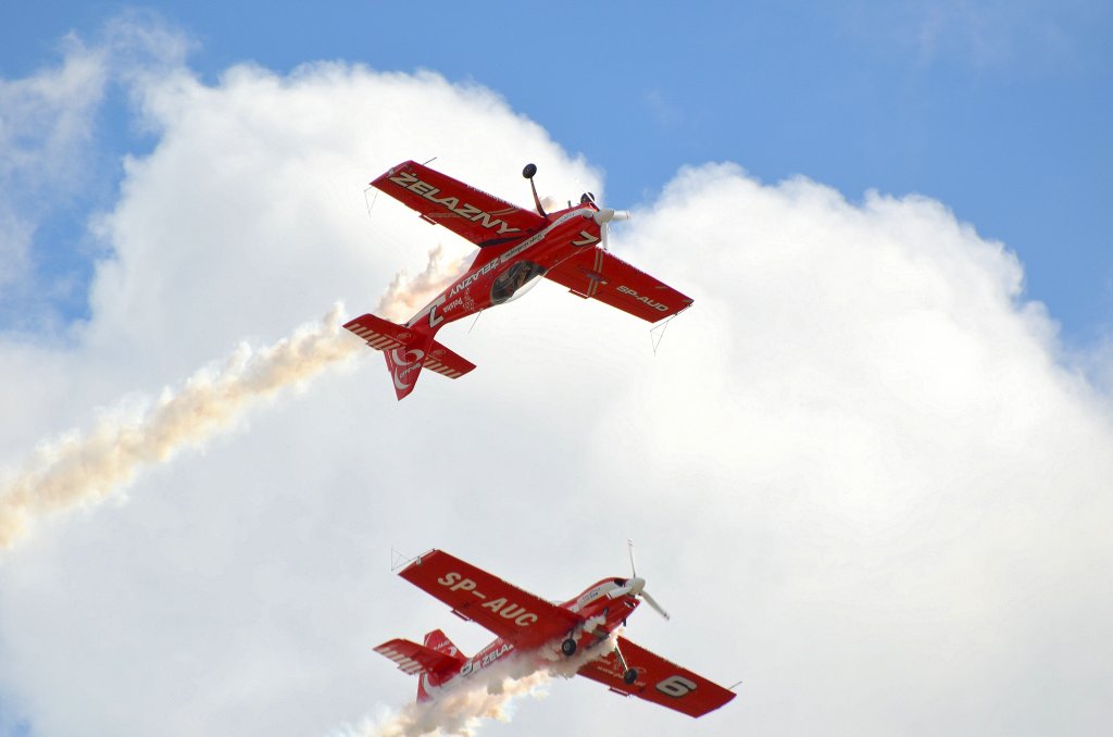 Zwei Zlin Z-50 des Zelazny Aerobatic Team im Flugdisplay auf der ILA Berlin am 15.09.12