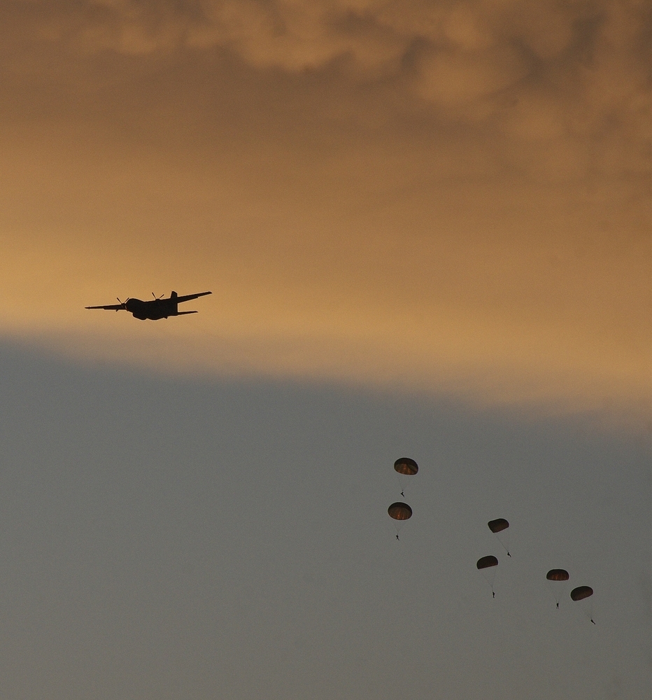 Zwischen Himmel und Erde....

Franzsische, belgische und deutsche Fallschirmjger bten zwischen dem 23. und 25 August ber Wallerfangen - Dren.

C - 160 Transall und C - 130 Hercules waren als Flugzeuge im Einsatz.