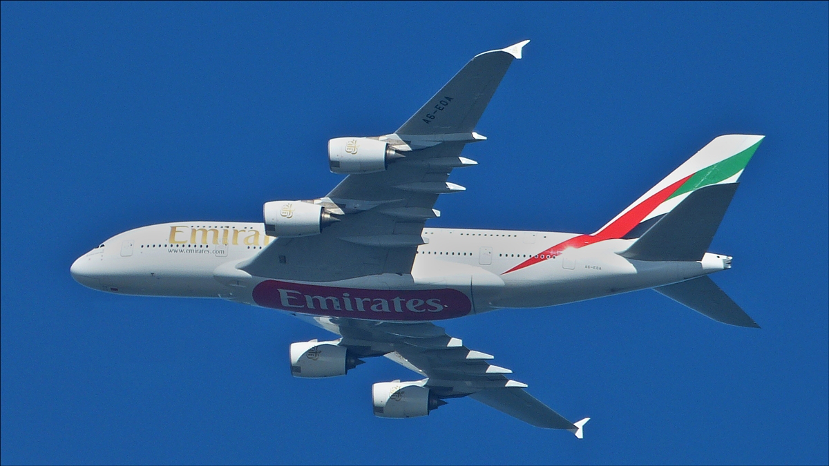 . A6-EOA Airbus A380-861 der Emirates Airlines, fliegt bei einer Schiffsfahrt auf dem Ijselmeer über mich hinweg.  27.09.2016