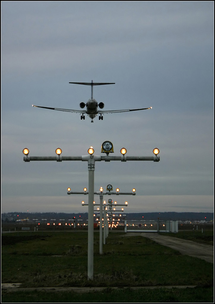 . Anflugbefeuerung -

Ein kleinerer unbekannter Jet kurz vor der Landung über der Anflugbefeuerung des Flughafen Stuttgarts.

03.01.2007 (M)