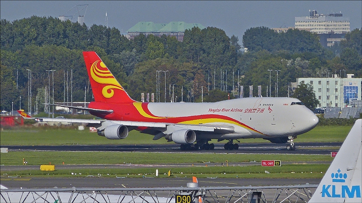 . B-2435 Boeing 747-481 Yangtze River Airlines beschleunigt auf der Startbahn um vom Flughafen Schiphol abzuheben.  27.09.2016
