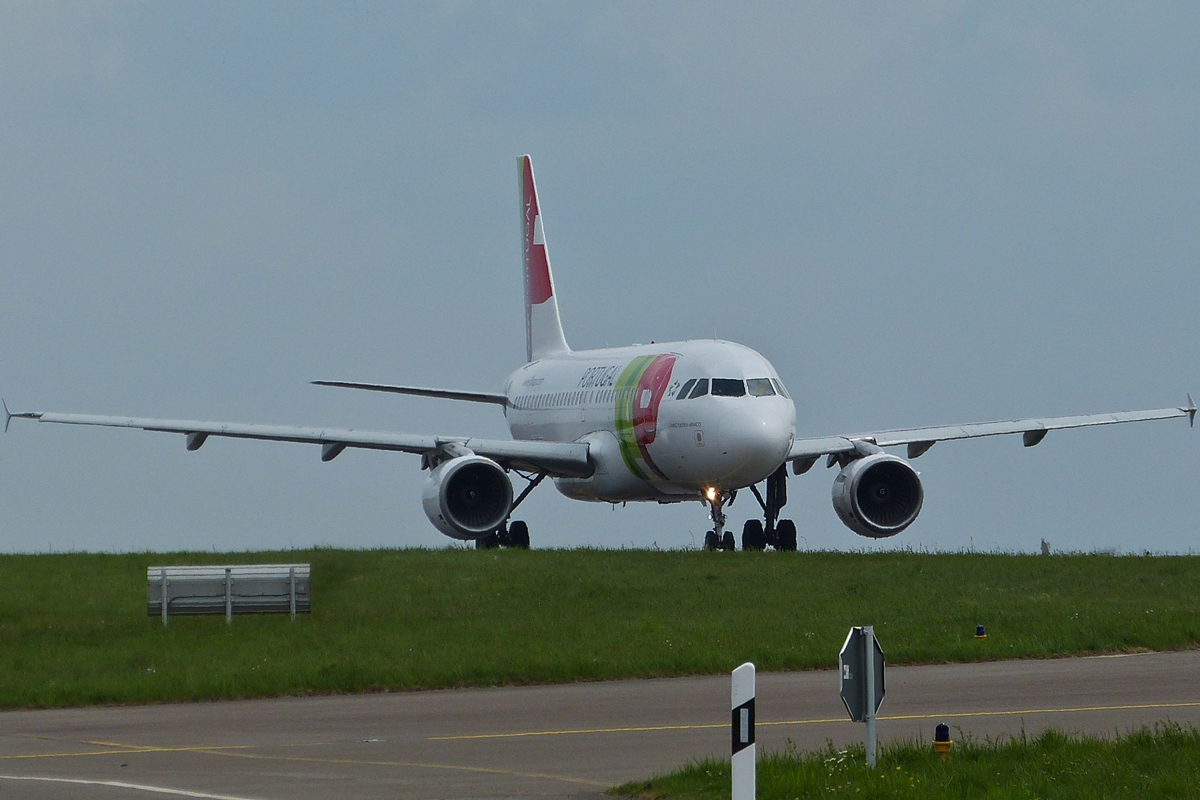 . CS-TTN Airbus A319-111, der AIR Portugal auf der Rollbahn des Flughafen von Luxemburg auf dem Weg zur Startbahn.  02.05.2015