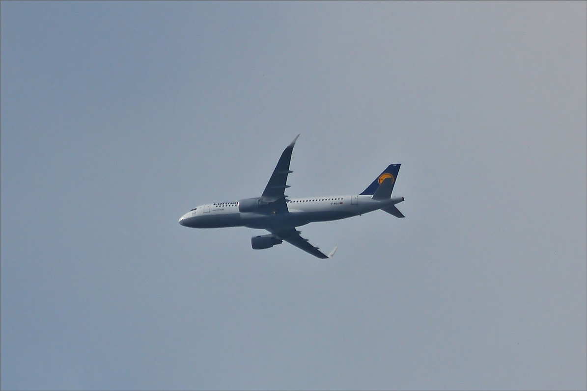 . D-AIUA, Lufthansa Airbus A 320-214 aufgenommen nahe dem Bahnhof von Hanau.  28.02.2015