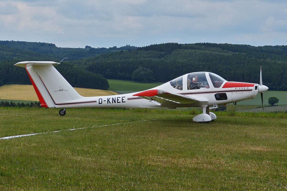 .  D-KNEE, Grob G 109B, zu Gast auf dem Flugplatz in Noertringen.(L)  20.06.2015  