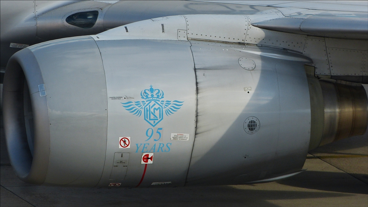 . Detailfoto mit Emblem auf der Turbine des B737-7K2, von 95 Jahre KLM, die im Jahr 2011 gefeiert wurden.   01.10.2016