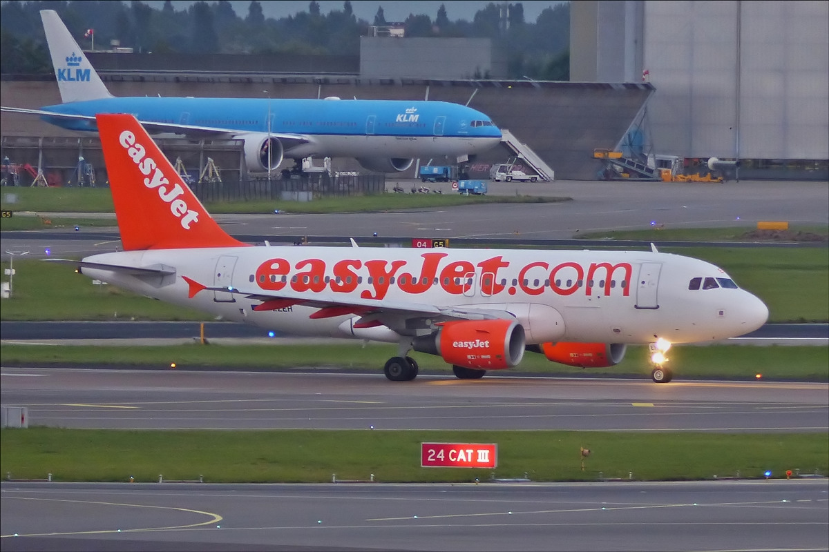 . EasyJet G-EZEH Airbus A 319-311,  rollt auf der Rollbahn des Flughafens Schiphol zur Startbahn.  25.09.2016   (Jeanny)