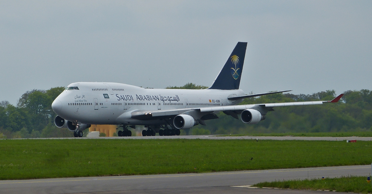 . EC-KXN  Boeing 747-4H6, Passagierflugzeug der Saudi Arabian Airlines auf der Startbahn des Flughafen von Luxemburg am 02.05.2015.