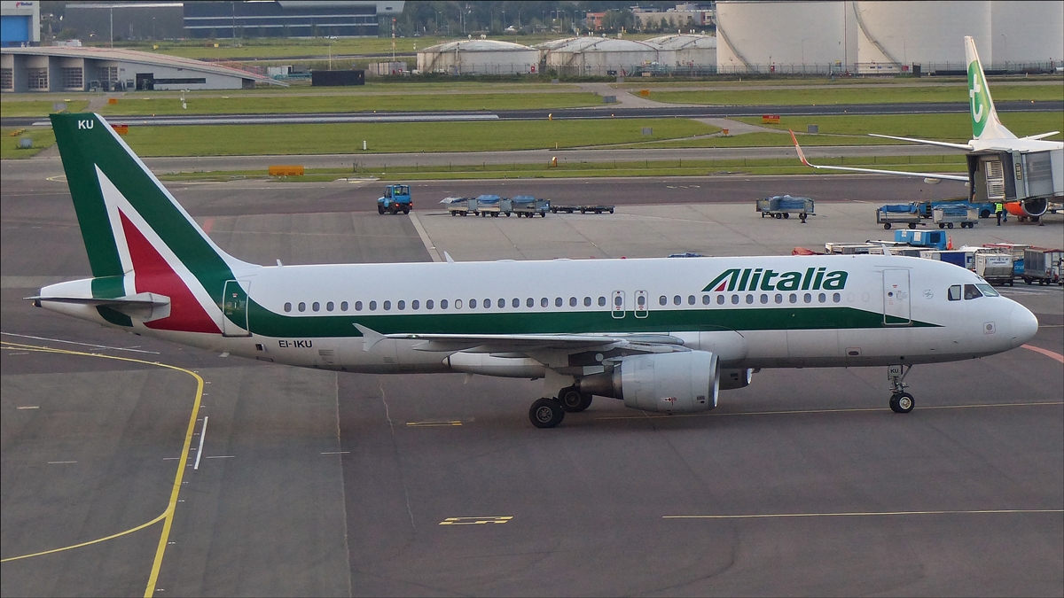 . EI-IKU  Airbus A320-214  von Alitalia fährt seinem Gates am Flughafen Schiphol entgegen.  01.10.2016
