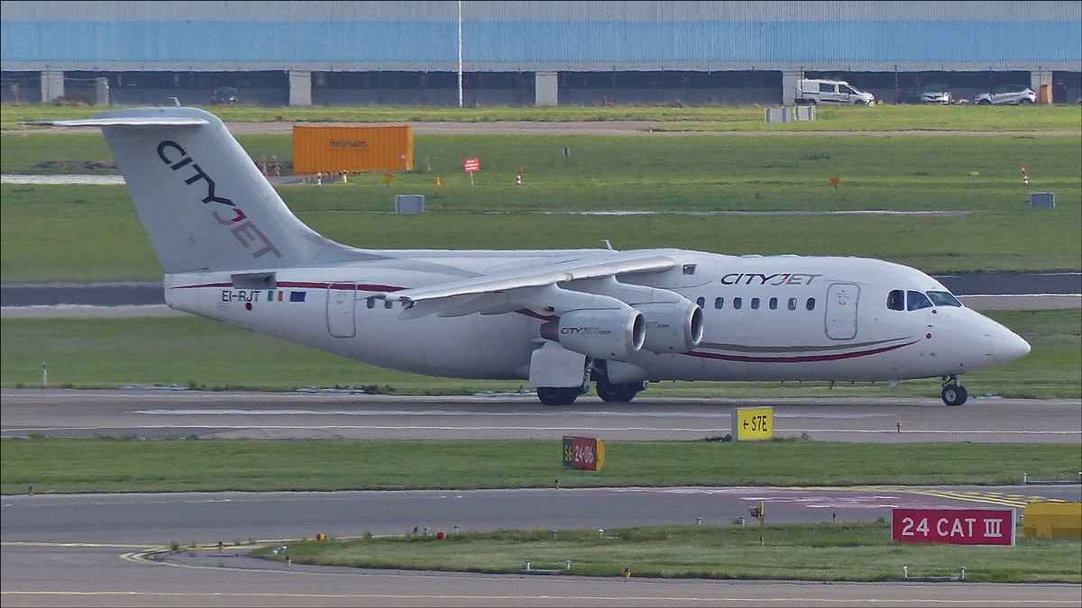 . EI-RJT  CityJET Britisch Aerospace Avro RJ 185 rollt über das Rollfeld zur Startbahn des Flughafens Schiphol (AMS/EHAM) von Amsterdam.  01.10.2016