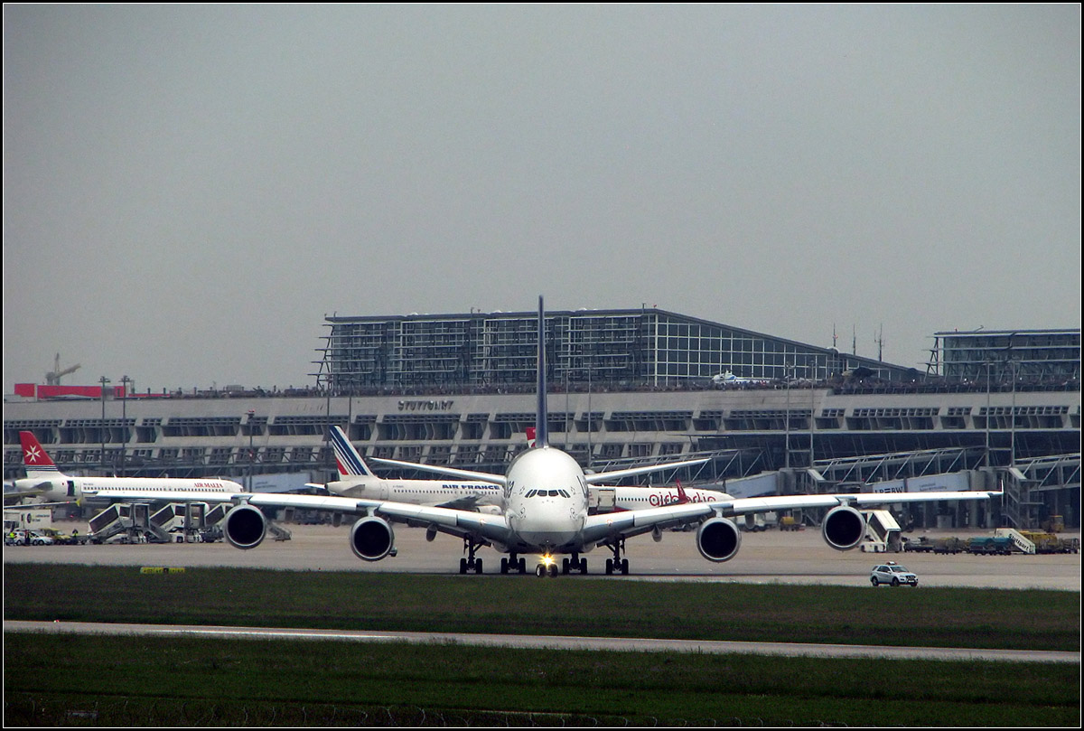 . Frontalansicht -

der Lufthansa A380, D-AIMA auf dem Stuttgarter Flughafen.

02.06.2010 (J)