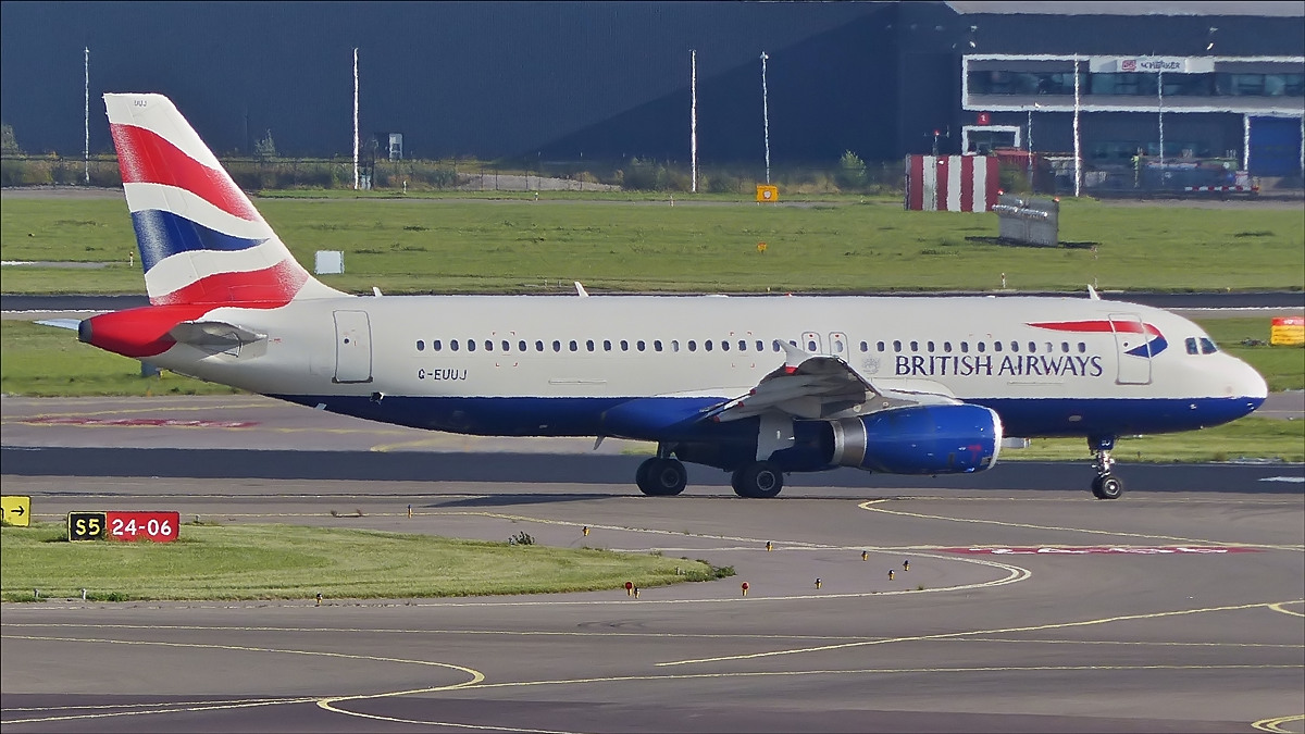 . G-EUUJ Airbus A320-232 der Britisch Airways auf dem Rollfeld des Flughafens Schiphol unterwegs.  01.10.2016  (Jeanny)
